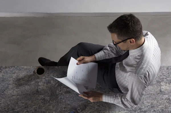 Business man reading paperwork — Stock Photo, Image