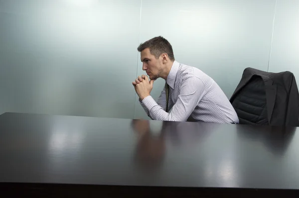 Molesto hombre de negocios en su oficina — Foto de Stock