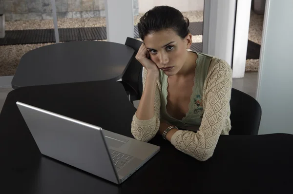 Mujer cansada en la oficina — Foto de Stock