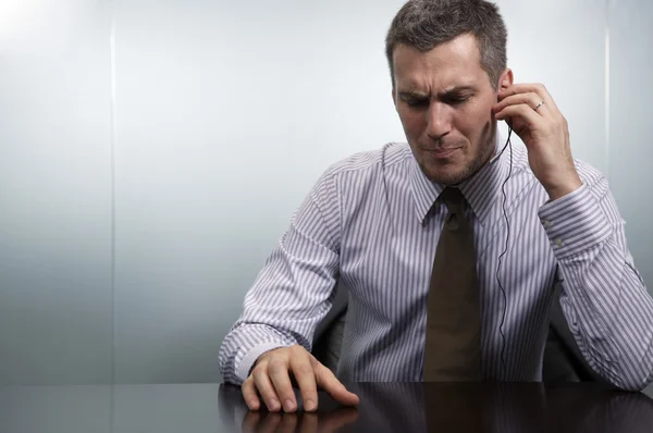 Empresário falando através de fone de ouvido telefone — Fotografia de Stock