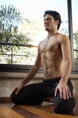 Yoga yapan adam.