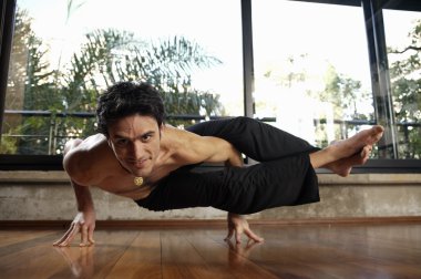 Yoga yapan adam.