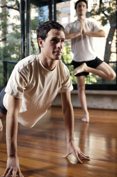 Muži cvičí jógu — Stock fotografie