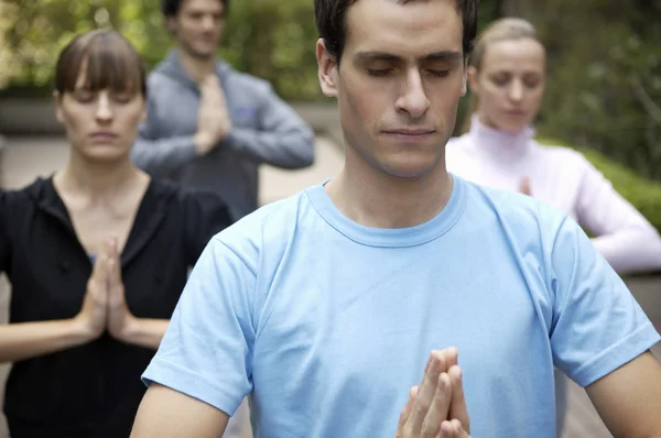 Personas que practican yoga — Foto de Stock