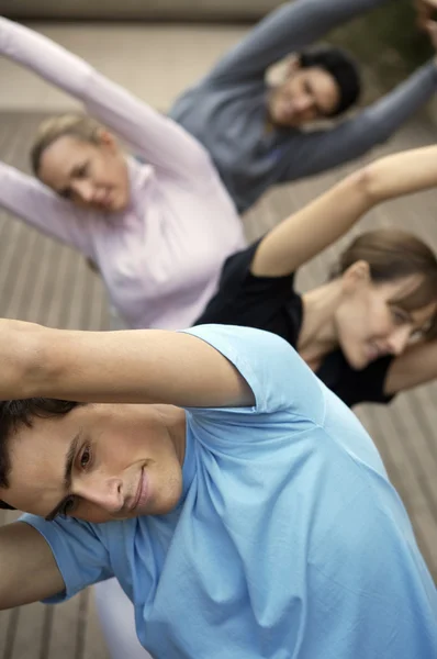 Personas que practican yoga — Foto de Stock