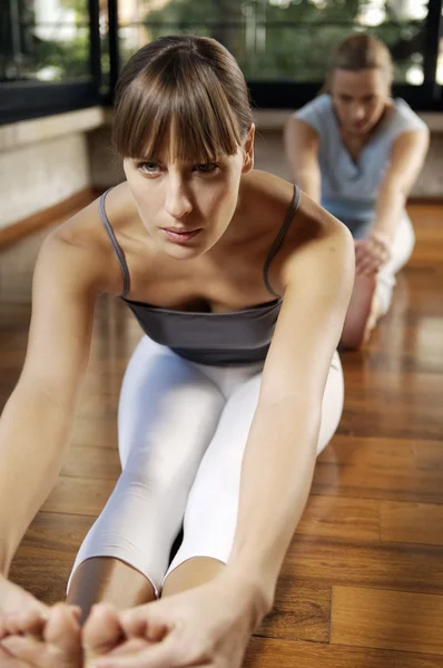 Mujeres practicando yoga — Foto de Stock