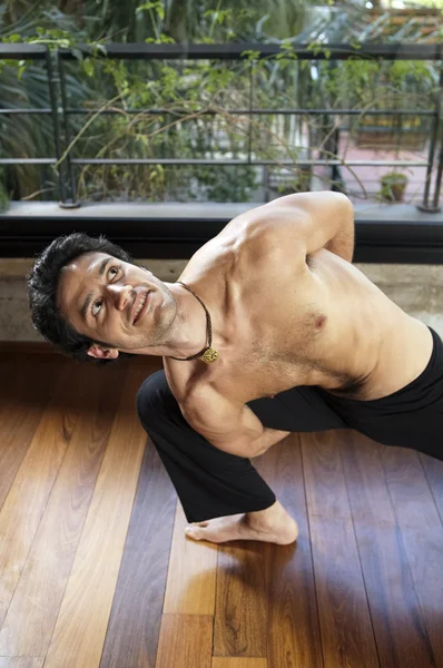 Hombre practicando yoga — Foto de Stock