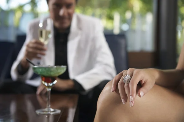 A couple having cocktails — Stock Photo, Image