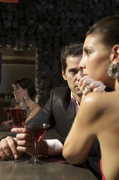 Casal em um bar beber coquetéis — Fotografia de Stock