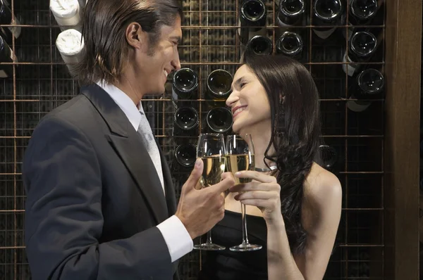 Um casal desfrutando de uma taça de champanhe — Fotografia de Stock