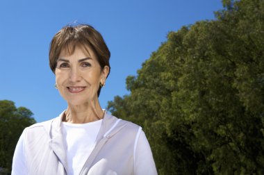 Gülümseyen yaşlı bir kadın