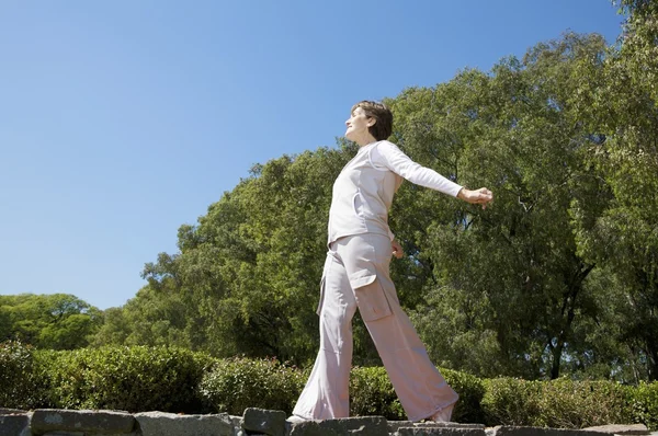 En äldre kvinna stretching — Stockfoto