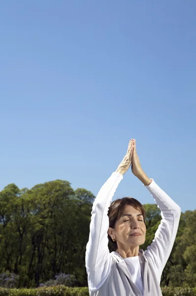 Una anciana practicando yoga — Foto de Stock