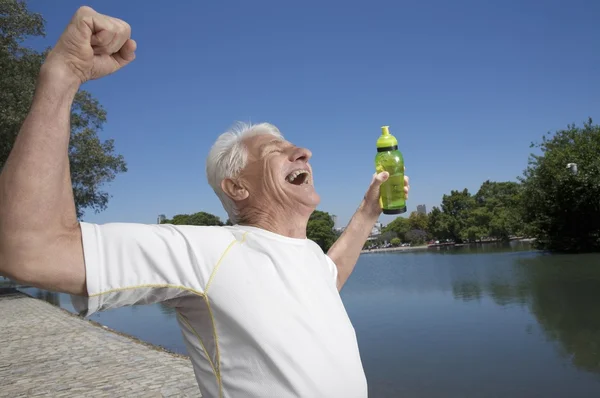 Взрослый мужчина с зеленой бутылкой — стоковое фото