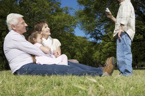 Niño hacer foto de sus abuelos — Foto de Stock