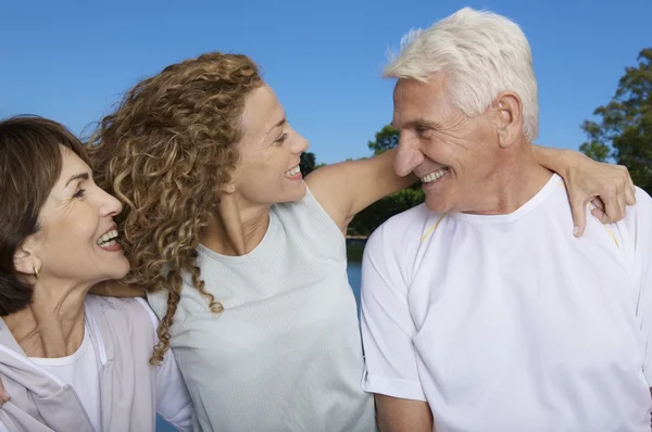 Abuelos al aire libre con su hija —  Fotos de Stock