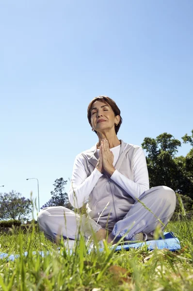 Una anciana practicando yoga — Foto de Stock