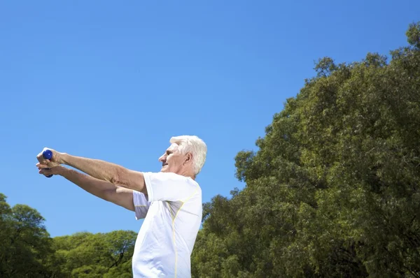 Un anciano haciendo ejercicio — Foto de Stock