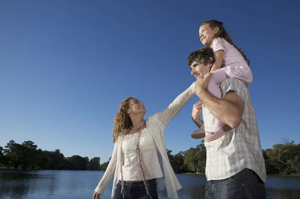 Parents and children at park — Stock Photo, Image