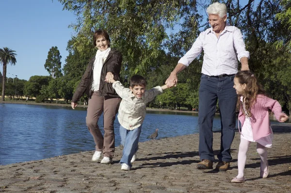 Nonni con bambino — Foto Stock