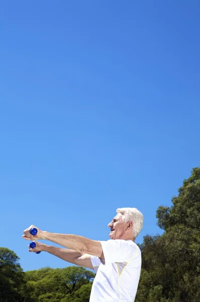 Um homem idoso se exercitando — Fotografia de Stock