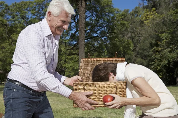 Vrouw met een appel — Stockfoto