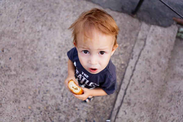 Jongen met taart — Stockfoto