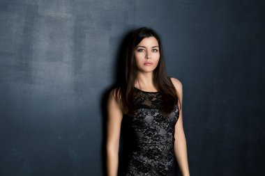 bir duvara esmer ayakta