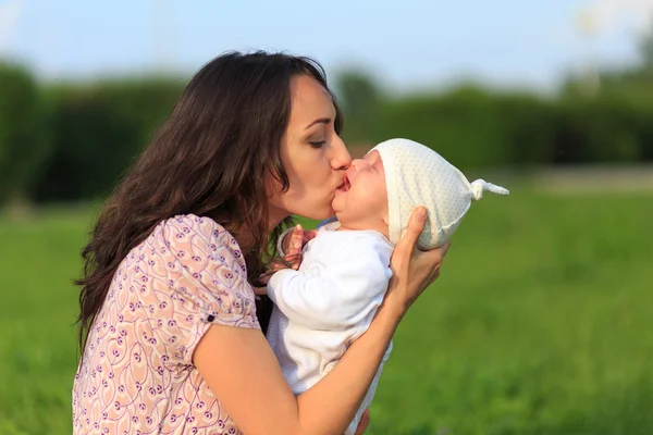 Mãe com bebê chorando — Fotografia de Stock