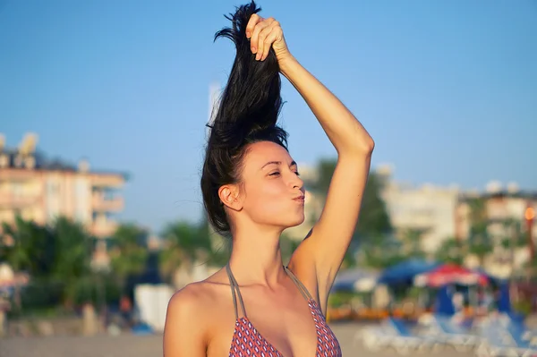 Menina segurando seu cabelo — Fotografia de Stock