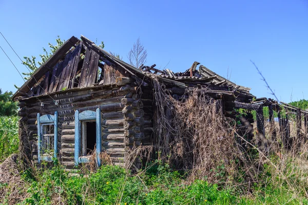 Покинутий будинок у селі — стокове фото