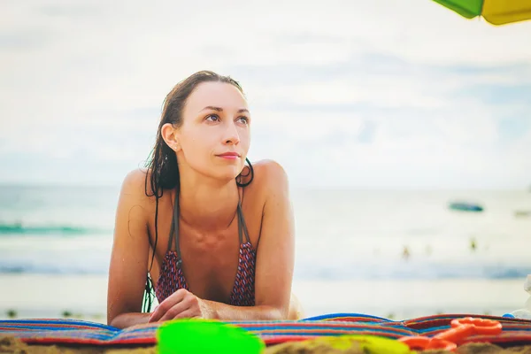 Fille couchée sur la plage — Photo