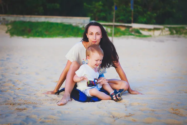 Moeder en zoon op het strand — Stockfoto