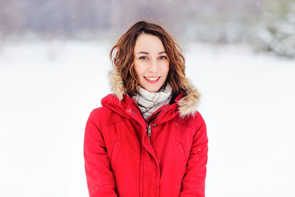 Девушка в красном пальто гуляет зимний день — стоковое фото