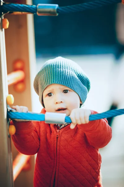 Мальчик стоит на детской площадке — стоковое фото