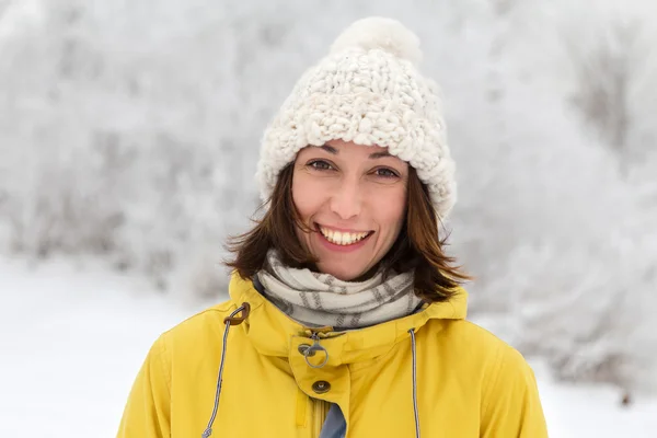 Mädchen mit Wintermütze — Stockfoto