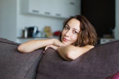 Kanepede odasında kız