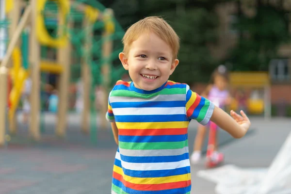 Jongen spelen op de speelplaats — Stockfoto