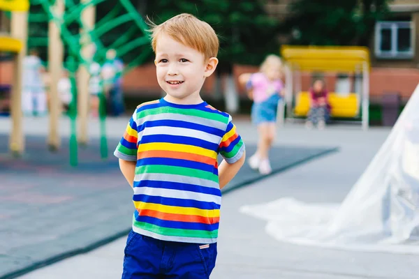 Мальчик на детской площадке Стоковое Фото