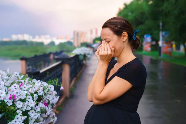 Беременная женщина стоит на набережной и плачет Стоковое Изображение