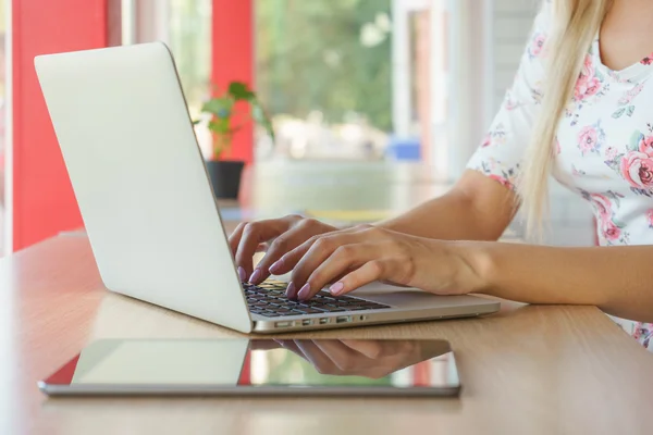 Mädchen arbeitet aus der Ferne für einen Laptop — Stockfoto