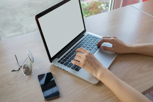 Junges Mädchen arbeitet an einem Laptop in einem Café. — Stockfoto