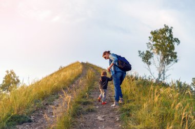 Anne ve oğlu Tepeye tırmandığını