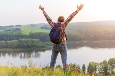 bir sırt çantası bir dağ adamı. 