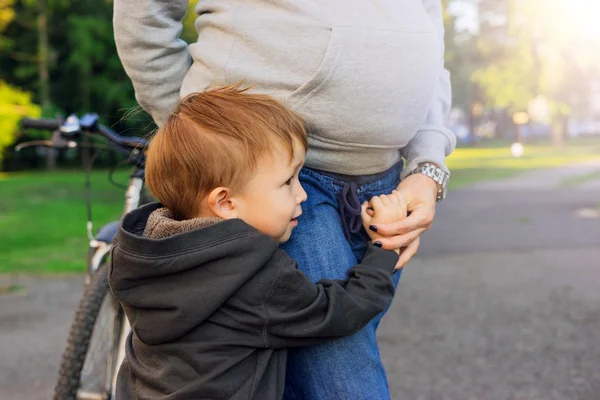 Zoon omhelzen zijn zwangere moeder. — Stockfoto
