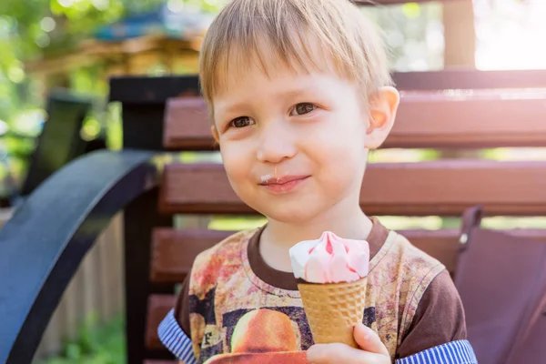 Αγόρι που κατέχουν ένα παγωτό χωνάκι. — Φωτογραφία Αρχείου