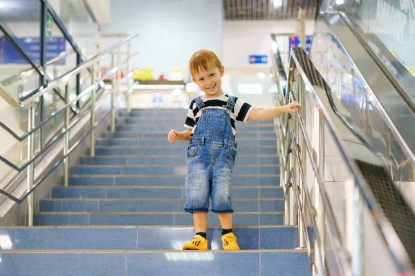 Мальчик спускается по лестнице в торговом центре . — стоковое фото