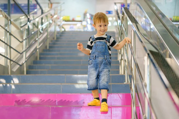 Мальчик спустился по лестнице. — стоковое фото