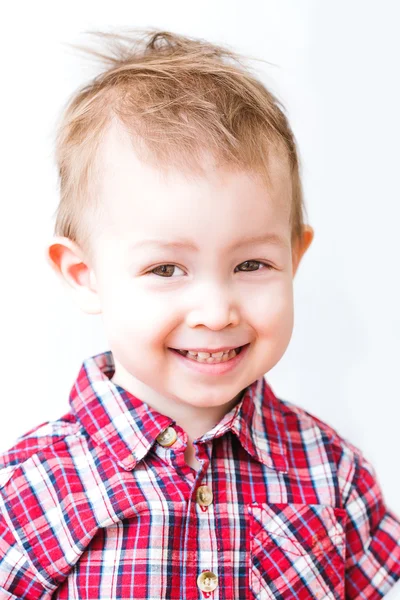 Lachende jongen kijkt met een squint — Stockfoto