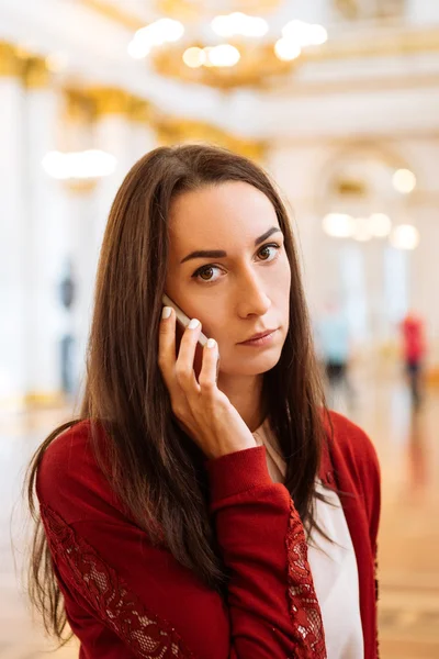 Молодая девушка с телефоном у уха — стоковое фото